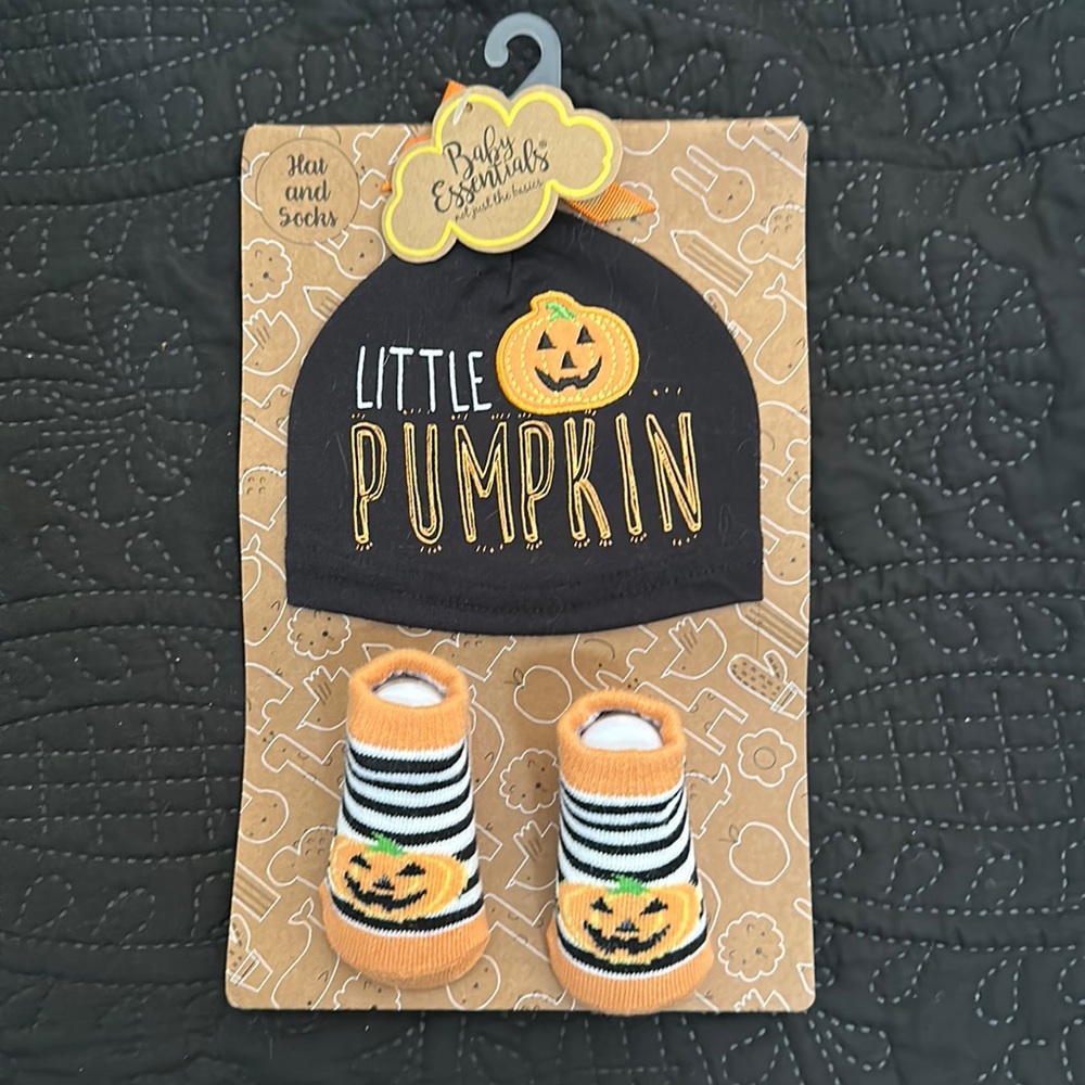 Baby little pumpkin Halloween hat and socks NWT